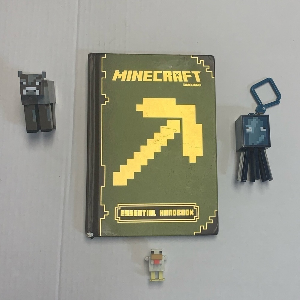 Minecraft: Essential Handbook An Official Mojang Book Hardcover VERY GOOD 3 Toys